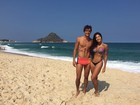 Aline Riscado posa com Felipe Roque na praia e se declara: 'Meu amor'