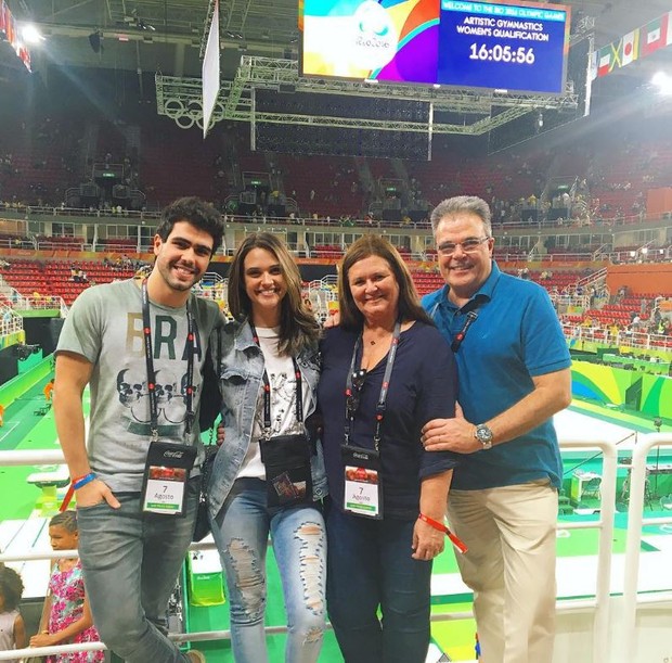 Juliano Laham com Juliana Paiva e os pais da atriz na Olimpíada (Foto: Reprodução/Instagram)