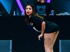 Que coxão! Anitta coloca as pernas de fora em festival de música