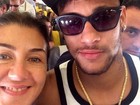 Fã tira foto com Neymar em voo para Barcelona