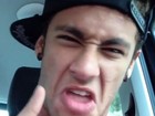 Neymar dubla música e faz careta em vídeo 