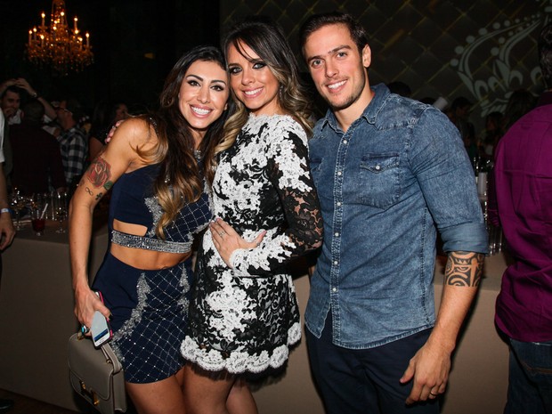 Ex-BBB Jaque Khury e o marido, Rafael Melo, com designer Samara Costa em festa em São Paulo (Foto: Manuela Scarpa e Marcos Ribas/ Foto Rio News)