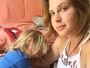 Carolinie Figueiredo posa com os filhos e desabafa: 'Maternidade exaustão'
