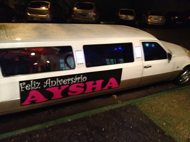 Limousine do aniversário de Aysha (Foto: EGO)