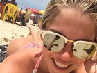 Bárbara Evans posa de biquíni na praia e dá 'bom dia' aos fãs