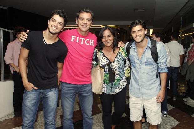 Rodrigo Simas, Beto Simas, Ana e Bruno Gissoni vão ao teatro no Rio (Foto: Thyago Andrade/ Foto Rio News)