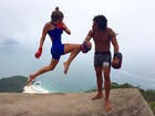 Isabella Santoni parece estar 'voando' em clique durante treino de muay thai