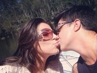 Thammy Miranda dá selinho na namorada: 'Feliz nove meses'