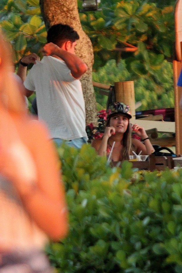 Marcelo Adnet com loira em quiosque da praia (Foto: Marcos Ferreira / Foto Rio News)