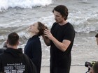 Christian Bale e Natalie Portman gravam cenas românticas na praia