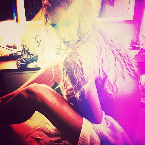 Kesha sensualiza só de toalha (Foto: reprodução do Instagram)