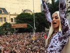 Pablo Vittar canta para multidão em bloco carnavalesco em São Paulo