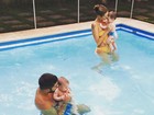 Luana Piovani entra na piscina com filhos gêmeos pela primeira vez