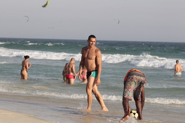 Yuri, ex-bbb, na praia (Foto: Marcos Ferreira /photo rio news)