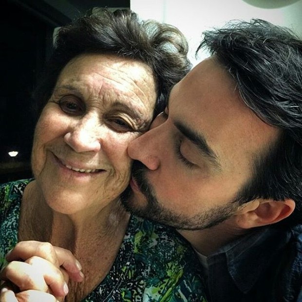 Padre Fabio de Melo beija a mãe Dona Ana (Foto: Instagram / Reprodução)