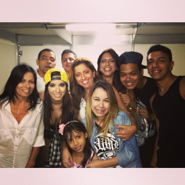 Anitta e família antes de show no Rio (Foto: Renato Frasnelli / Divulgação)