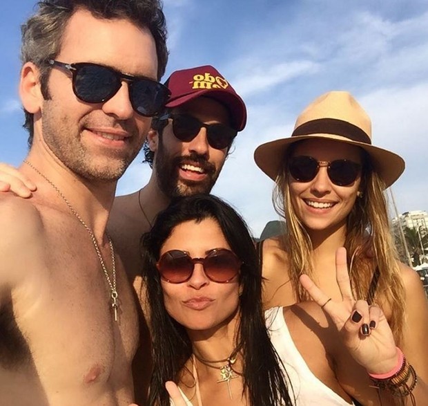 Anna Lima e Leonardo Motta na praia com um casal de amigos (Foto: Reprodução/Instagram)