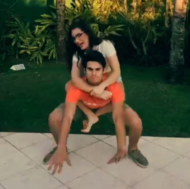 Lívian Aragão com a namorado (Foto: Instagram / reprodução)