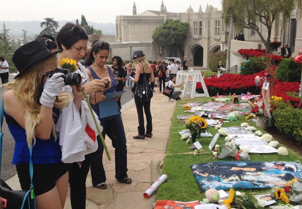 Fãs fazem homenagens a Michael Jackson  (Foto: AFP)