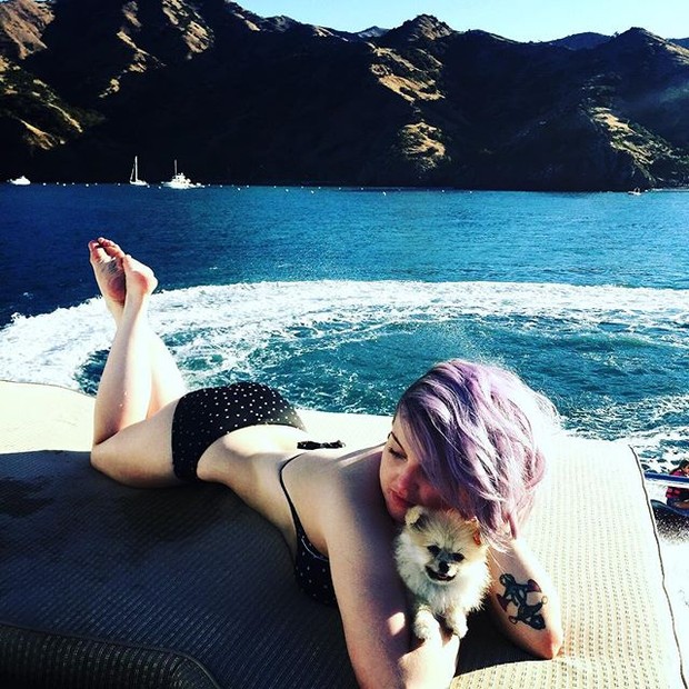 Kelly Osbourne durante passeio de barco na Califórnia, nos Estados Unidos (Foto: Instagram/ Reprodução)
