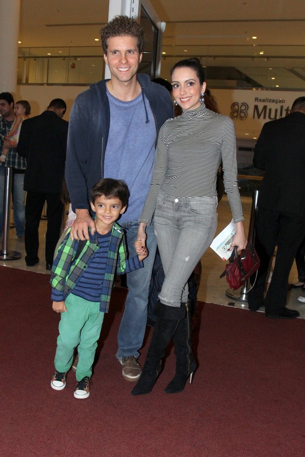Thiago Fragoso com Mariana Vaz e o filho, Benjamin (Foto: Alexander Palarea / AgNews)
