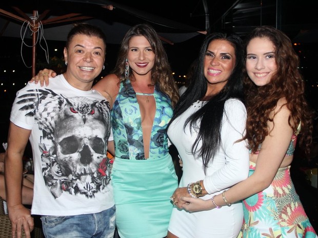 David Brazil, Livia Andrade, Solange Gomes e Stephanie Gomes em evento em restaurante na Zona Oeste do Rio (Foto: Rodrigo dos Anjos/ Ag. News)