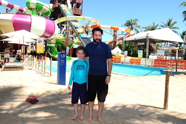 Murilo Benício e filho no Beach Park em Fortaleza (Foto: Roberto Teixeira / EGO)