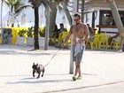 Sem camisa, Paulo Vilhena passeia com cachorro em orla do Rio