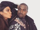 Kim Kardashian e Kanye West posam juntos: 'Tiramos selfies o tempo todo'