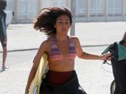 Daniele Suzuki cai no mar e surfa em praia na Barra da Tijuca