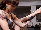 Mel Lisboa posa para exposição sobre tatuagem em São Paulo