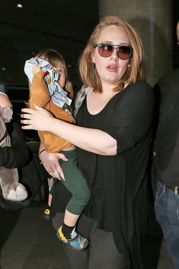 Adele desembarca com o filho, Angelo, em aeroporto de Los Angeles, nos Estados Unidos (Foto: AKM-GSI/ Agência)