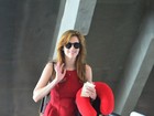 De óculos escuros, Sophia Abrahão desembarca em aeroporto do Rio