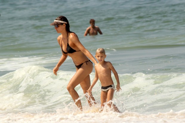 Fernanda Lima e família na praia (Foto: J.Humberto / AgNews)