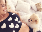 Karina Bacchi posa com cachorrinho e mostra barriga da gravidez: 'Irmão'