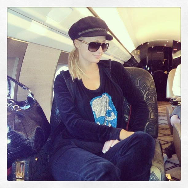 Paris Hilton posa em jatinho particular  (Foto: Reprodução/Instagram)