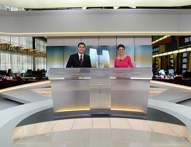 Evaristo Costa e Sandra Annenberg na bancada do Jornal Hoje em 2014 (Foto: Paulo Cardel/TV Globo)