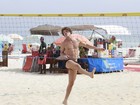 José Loreto exibe boa forma ao jogar futevôlei na praia