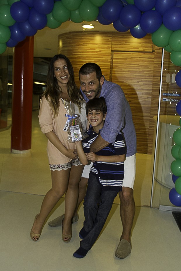 Henri Castelli com o filho Lucas e a namorada Juliana Despirito (Foto: Amauri Nehn/Foto Rio News)