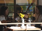 Daniela Mercury almoça com a namorada no Rio e exibe aliança