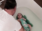 Fofo! Simon Cowell dá banho no filho, Eric, de 4 meses