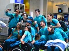 Cleo Pires recebe atletas paralímpicos em aeroporto do Rio