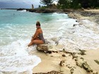 Kelly Key posa com maiô estilo pin-up em praia no México