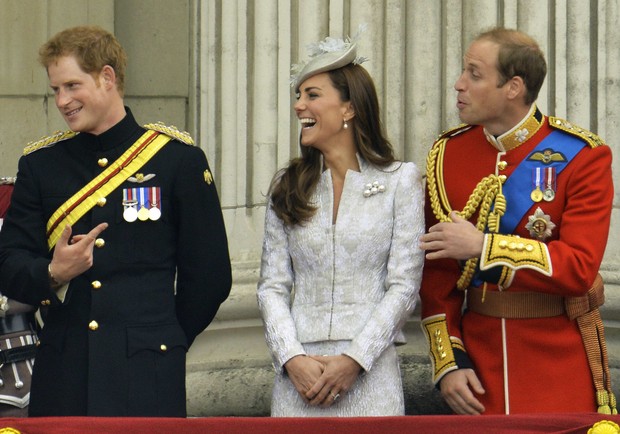 Harry, Kate Middleton e William se divertem (Foto: REUTERS/Toby Melville)