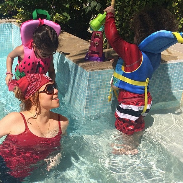Mariah Carey e filhos na piscina (Foto: Instagram / Reprodução)