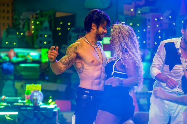 Renan e Adélia dançando juntos em festa do BBB 16 (Foto: Globo/Paulo Belote)
