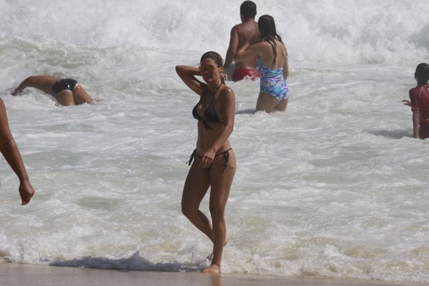Flávia Alessandra saindo do mar (Foto: Dilson Silva/ AgNews)