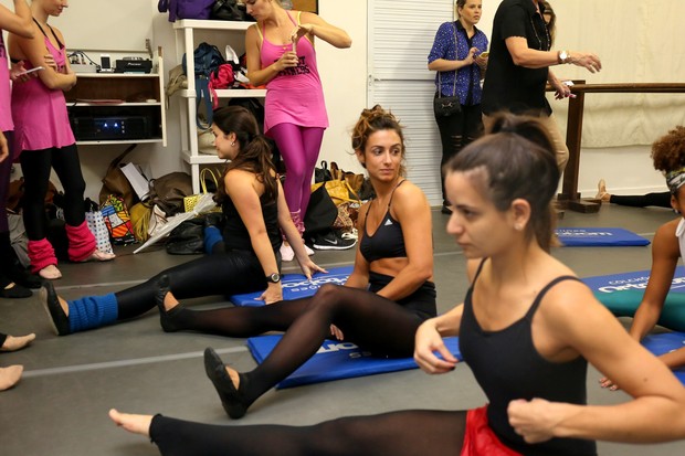 Camila Lucciola em aula de balé fitness (Foto: AgNews)