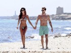Izabel Goulart, de biquíni, exibe corpo perfeito ao lado do namorado em Ibiza
