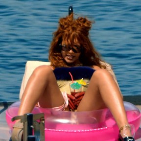 Rihanna em ação no clipe de ‘Bitch better have my money’ (Foto: Instagram/ Reprodução)